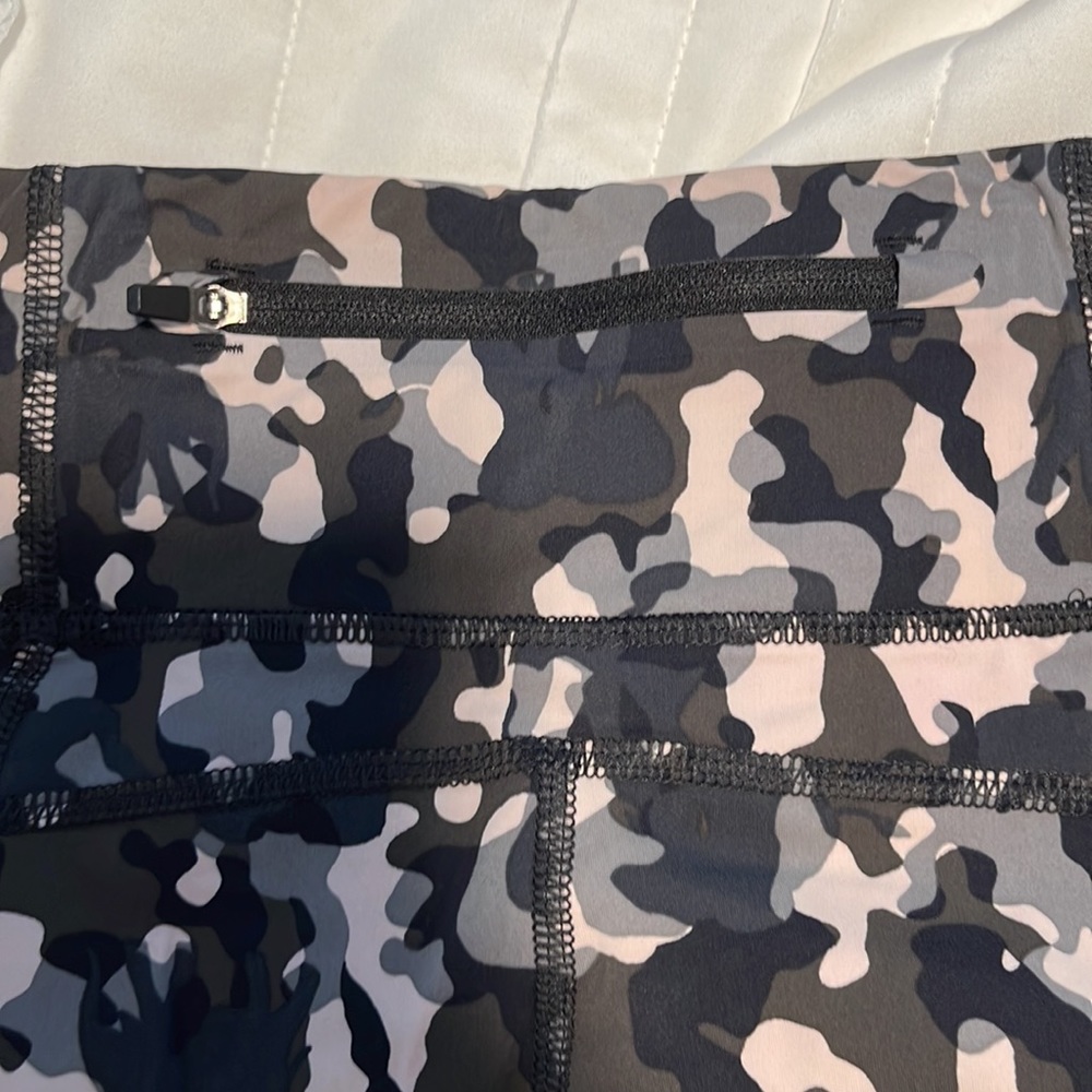 EUC Sweaty Betty 7/8 Zero Gravity Running legging Green Camo Print - Size XS - Picture 6 of 7